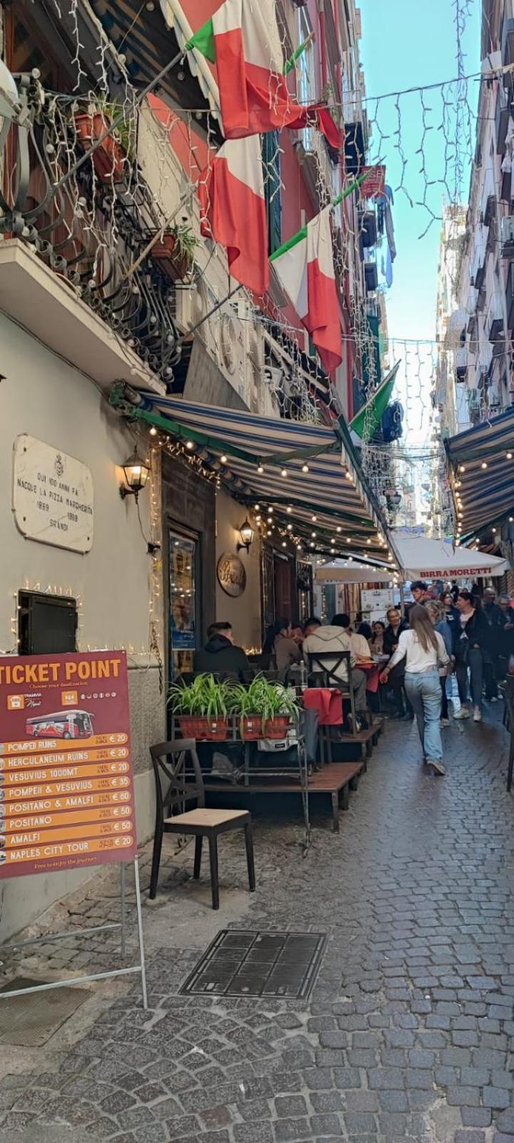 נאפולי La Chicca Appartamento Intero Nei Quartieri Spagnoli מראה חיצוני תמונה